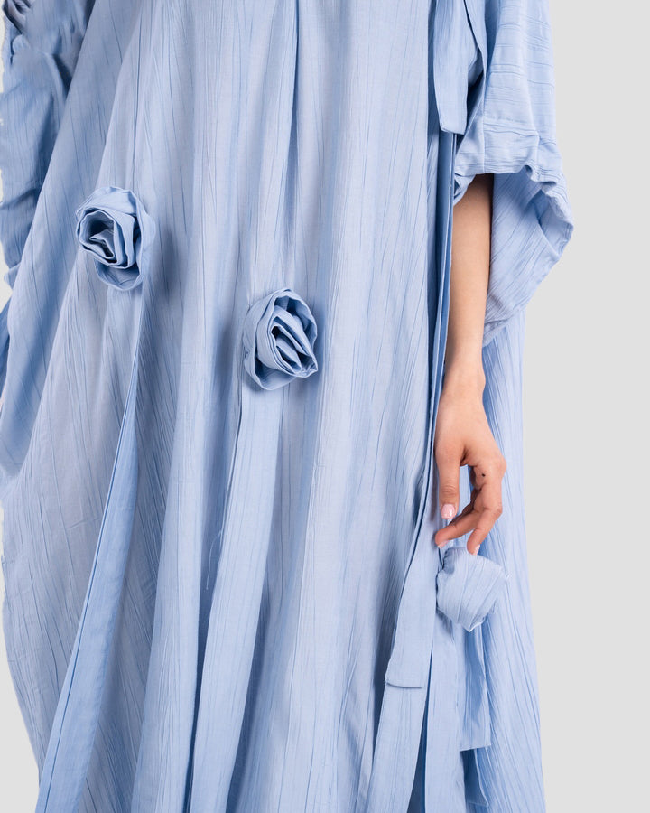 فستان طويل كبير الحجم مع زهور ثلاثية الأبعاد