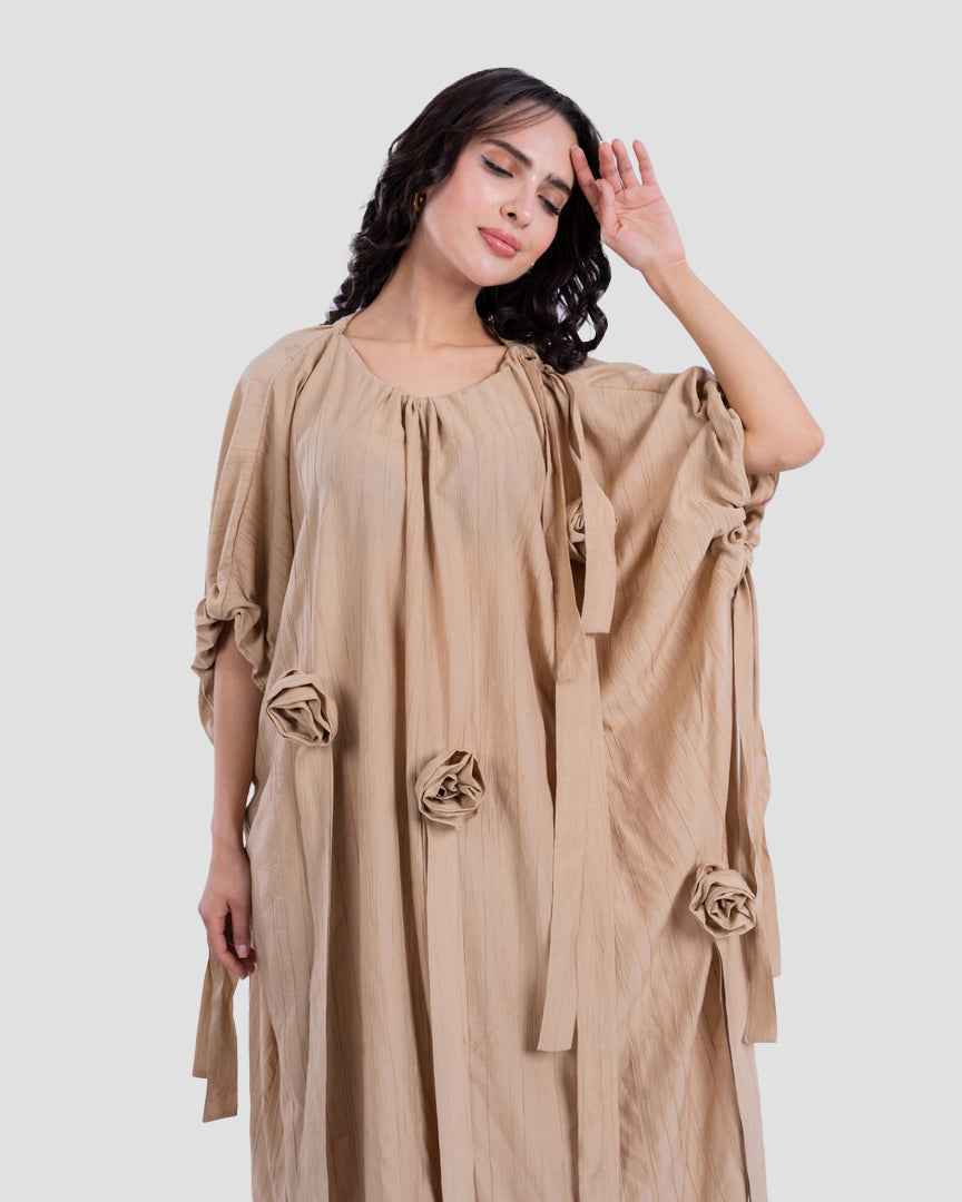 فستان طويل كبير الحجم مع زهور ثلاثية الأبعاد