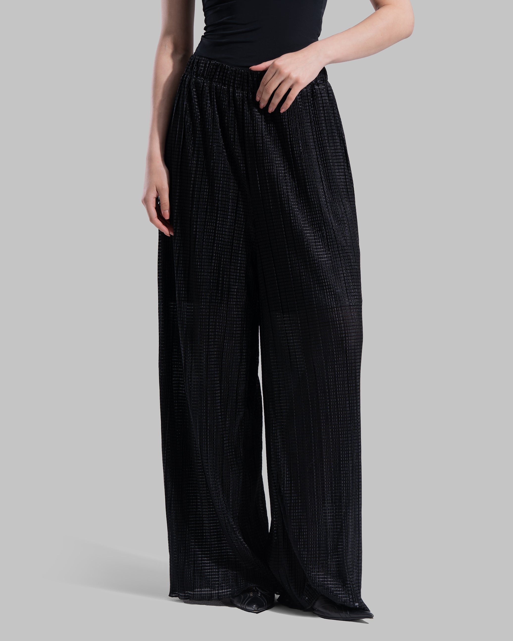 High-waisted wide-leg trousers with an elastic waistband and a textured plissé fabric.