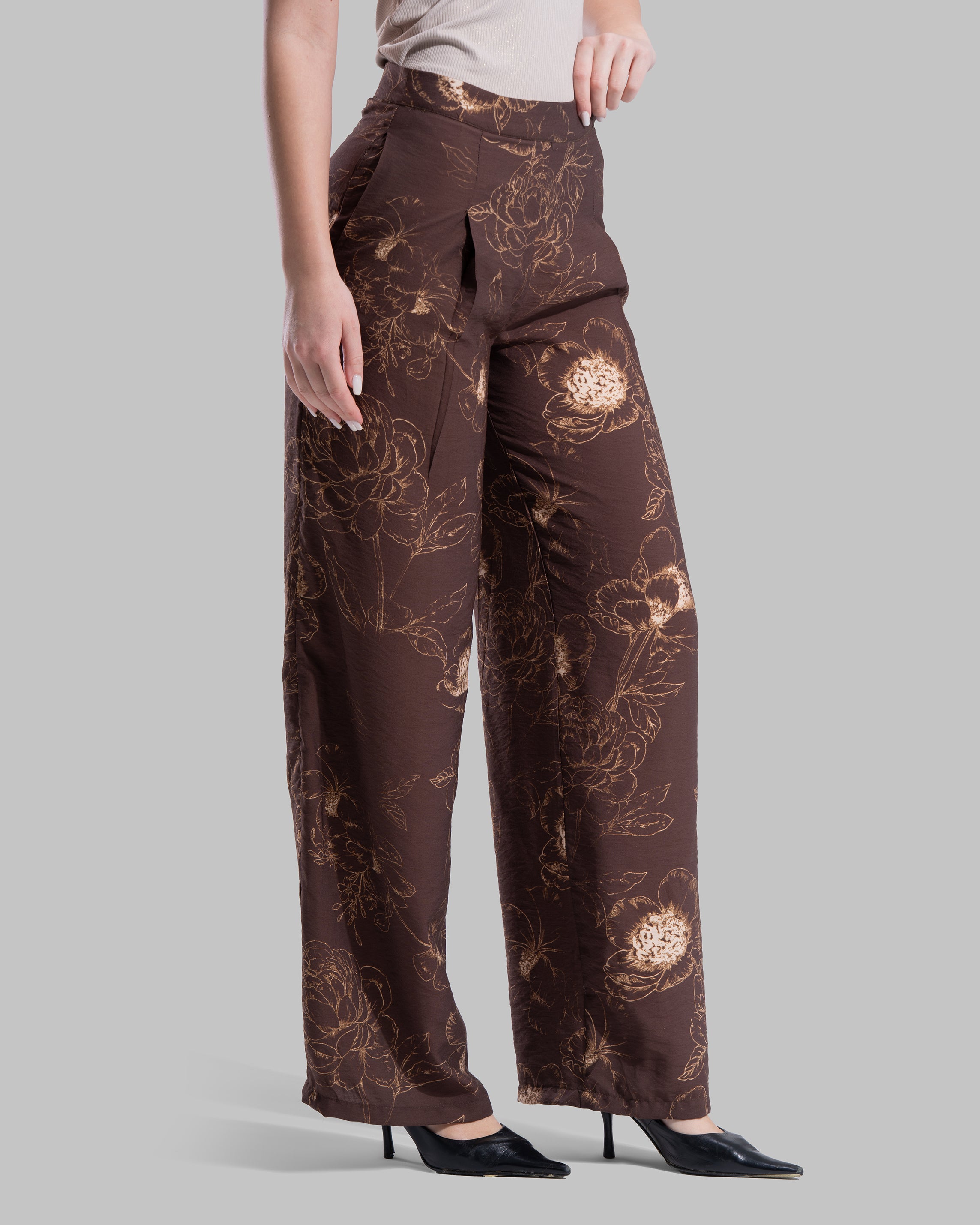 High-waisted wide-leg trousers featuring an all-over floral print.