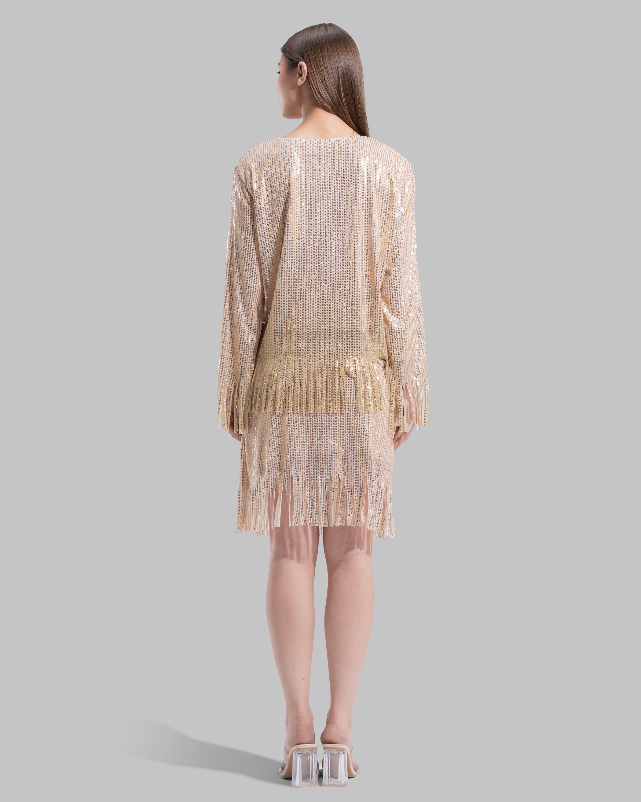 Round neck Blouse with long sleeves.