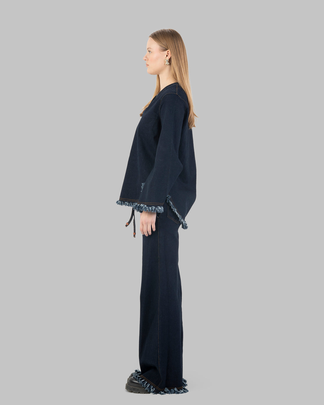 بلوزة جينز بأكمام طويلة