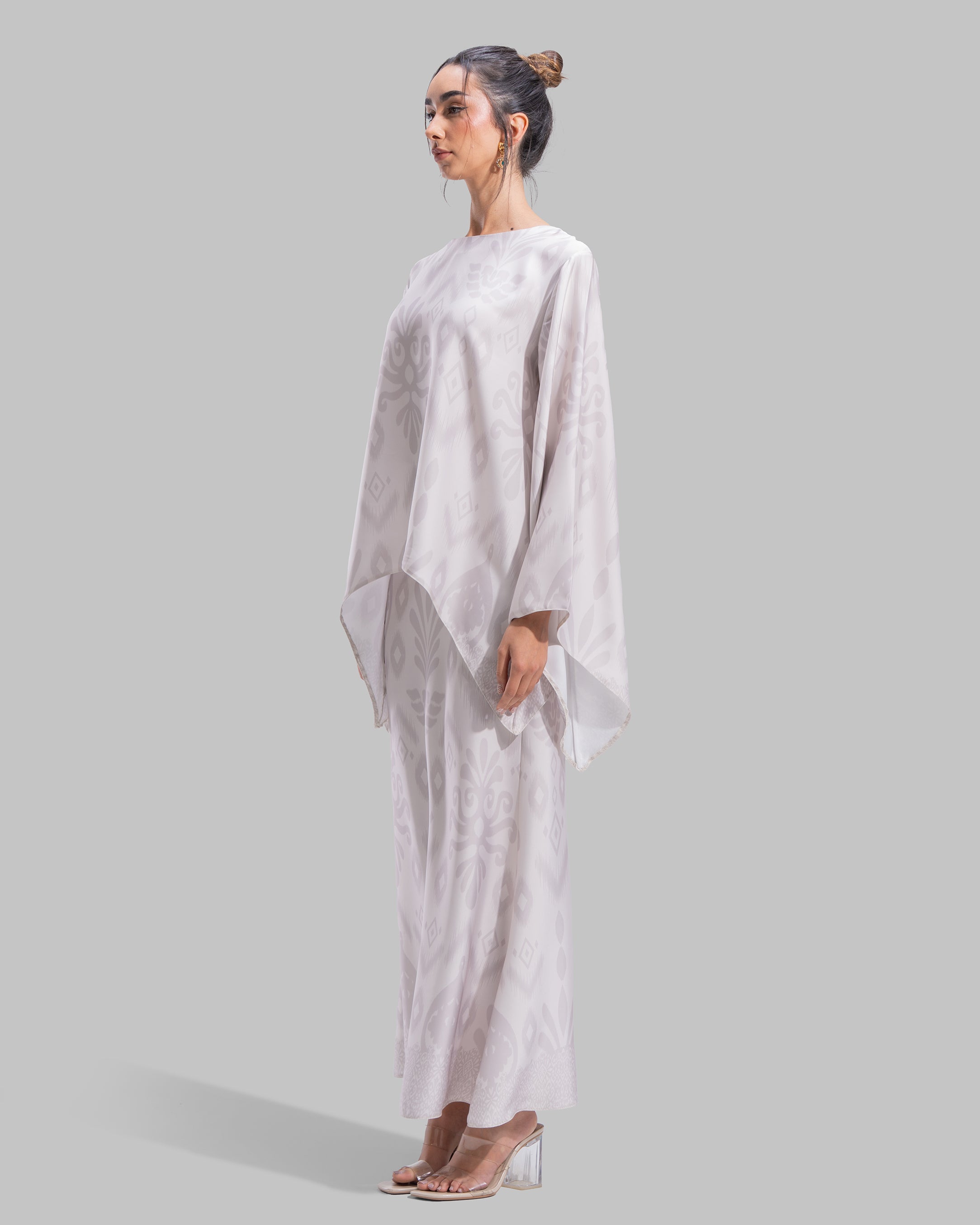 Asymmetric Loose-fit blouse.