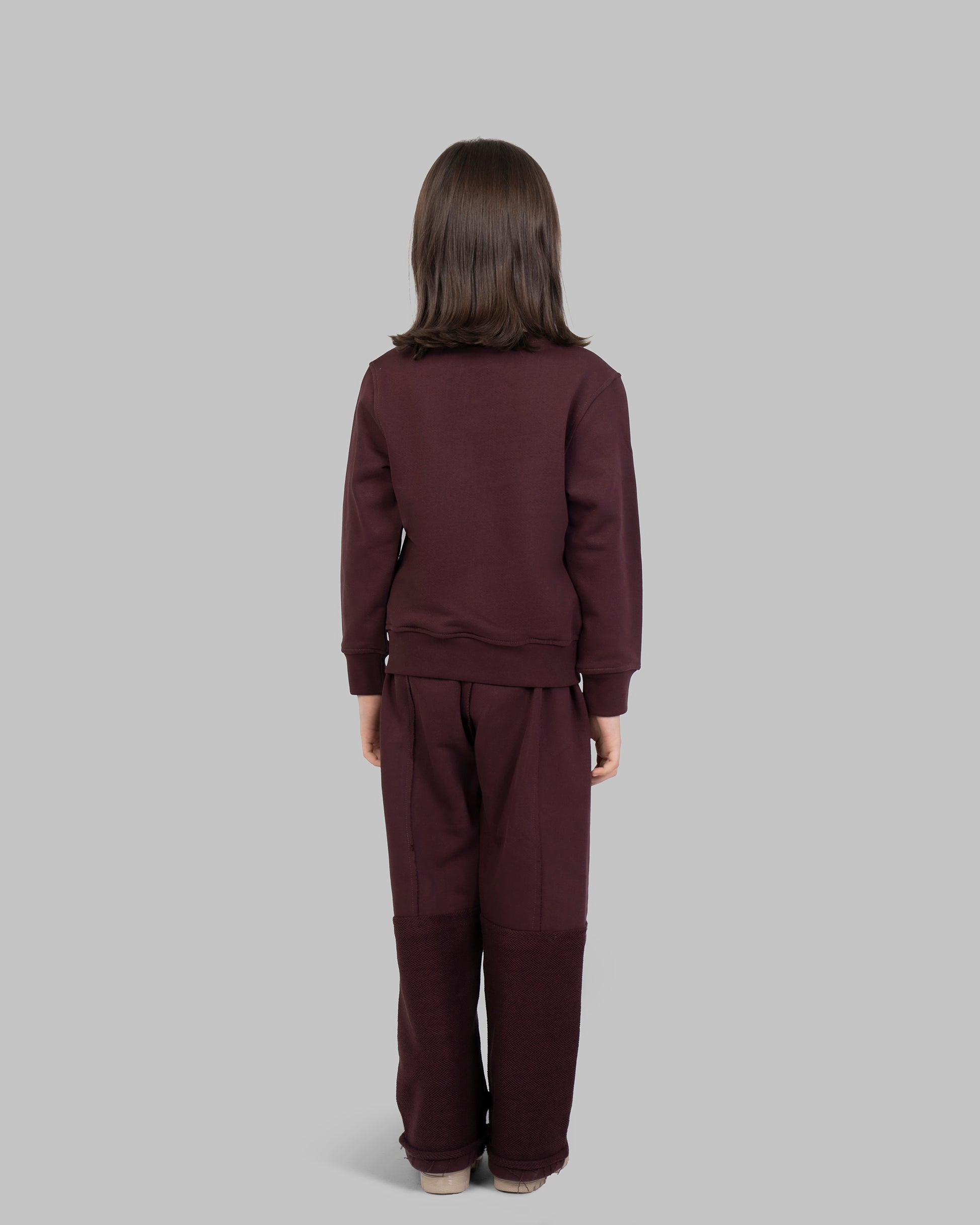 سترة رياضية مزينة بأزهار ذهبية صغيرة متناثرة في الأمام.