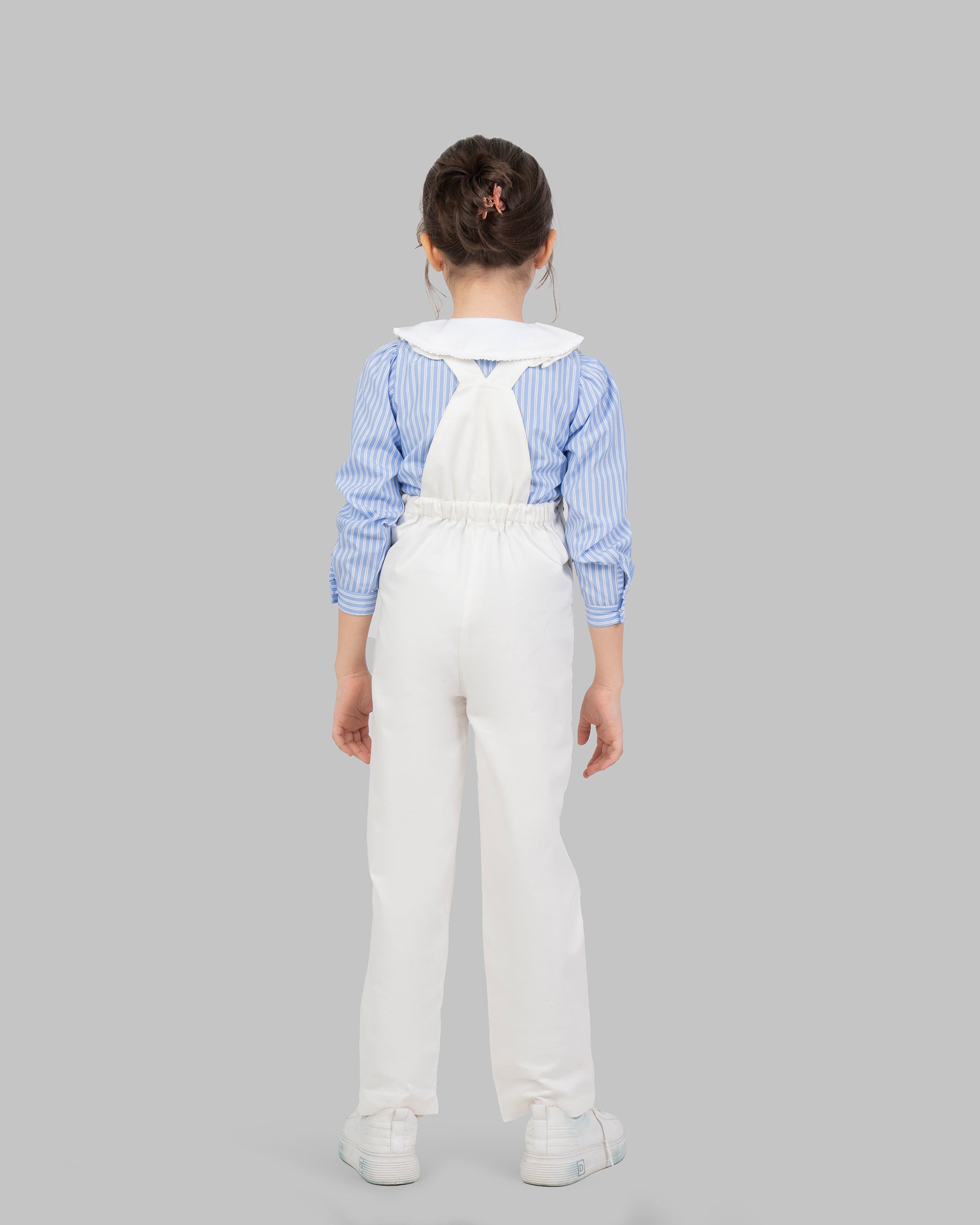 جمبسوت بألوان زاهية مع أحزمة كتف قابلة للتعديل وتفاصيل مكشكشة.