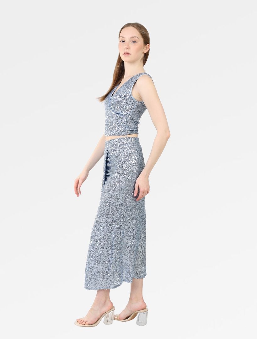 بلوزة هالتر مزينة بالخرز