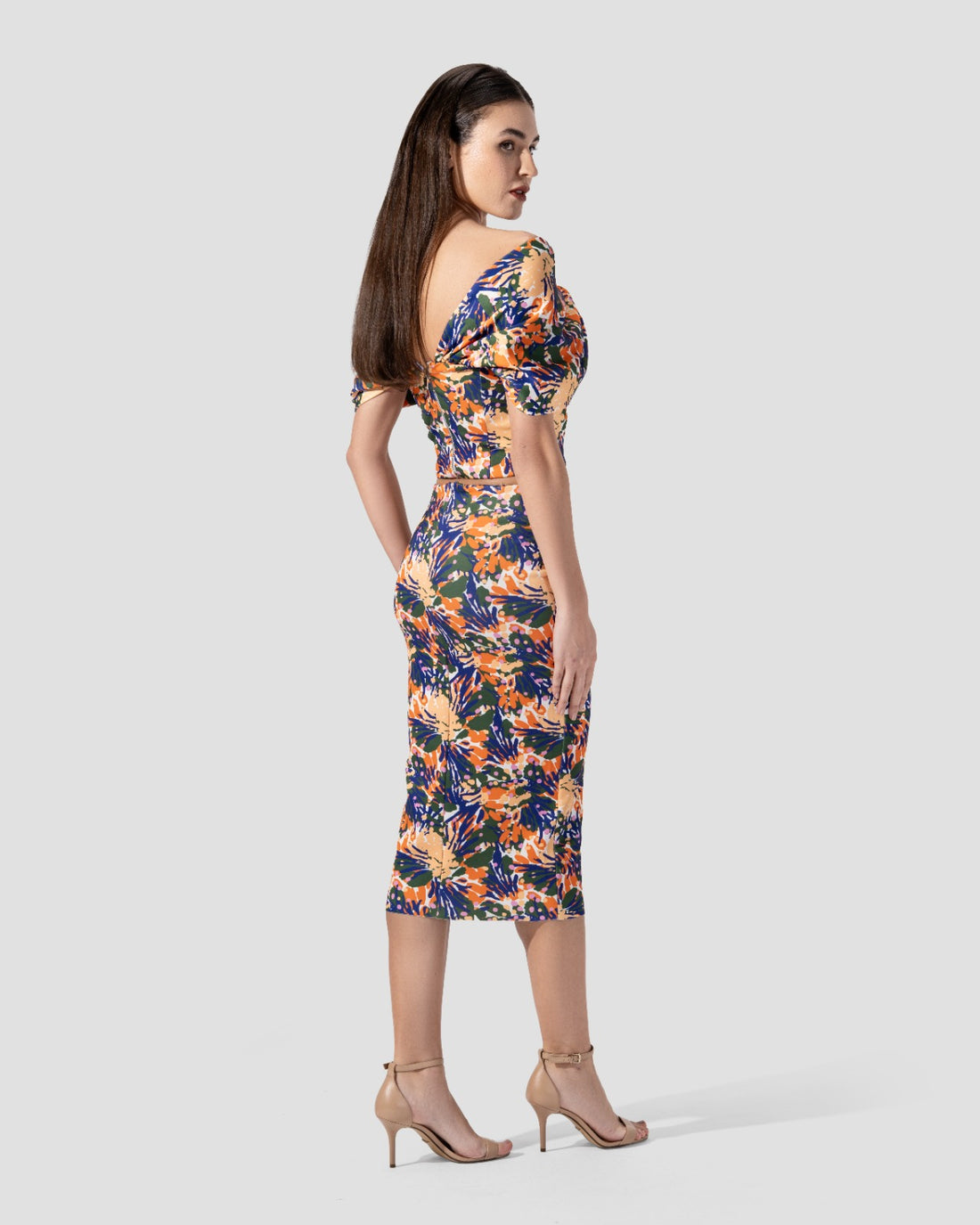 بلوزة مطبوعة مكشوفة الأكتاف، بفتحة رقبة على شكل حرف V، وسحاب خلفي مخفي.