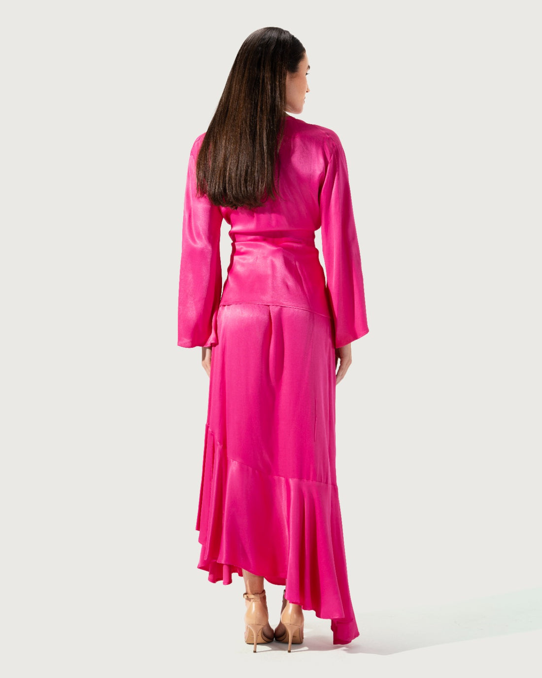 تنورة من الساتان ذات حافة غير متماثلة.