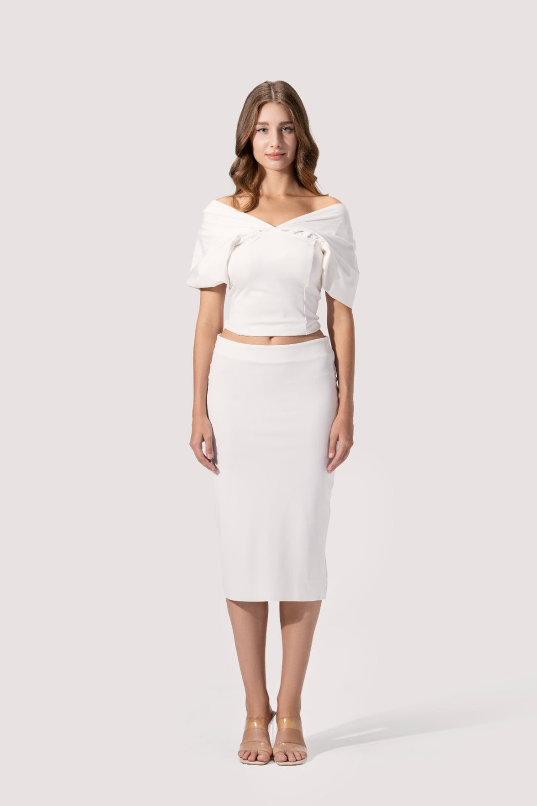 تنورة عالية الخصر بطول الركبة وقصّة ضيقة