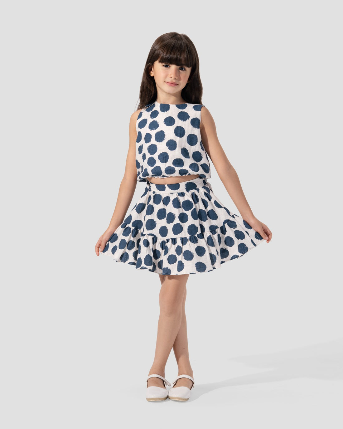 تنورة قصيرة منقطة ومكشكشة.