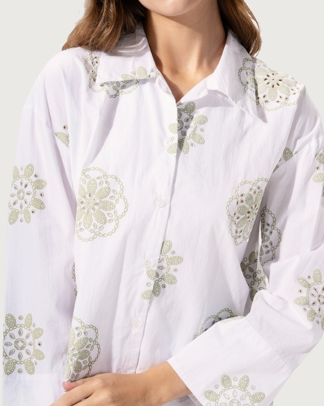 بلوزة من قماش البوبلين القطني المطرز