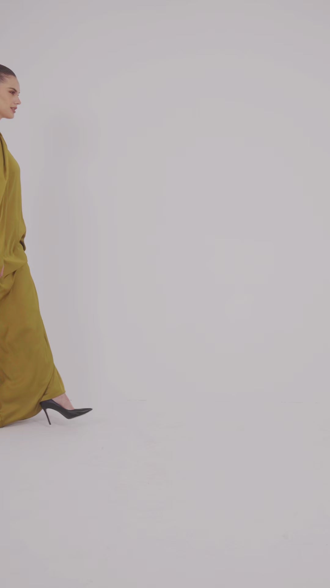 فستان ماكسي من الساتان بأكمام واسعة