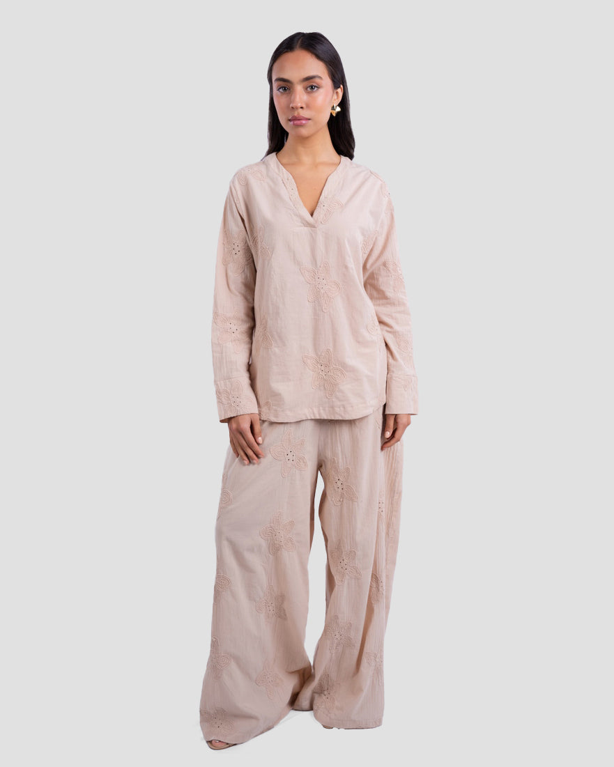 بلوزة منقوشة بفتحة رقبة على شكل حرف V