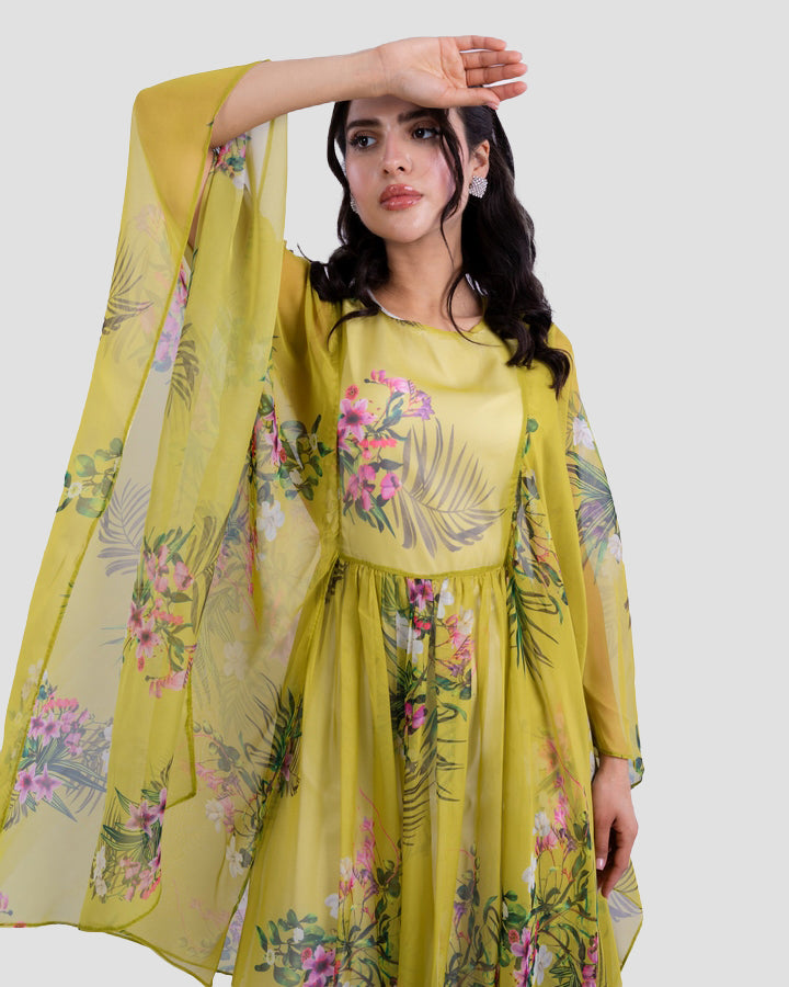 فستان ماكسي مطبوع عليه زهور مع عباءة شفافة