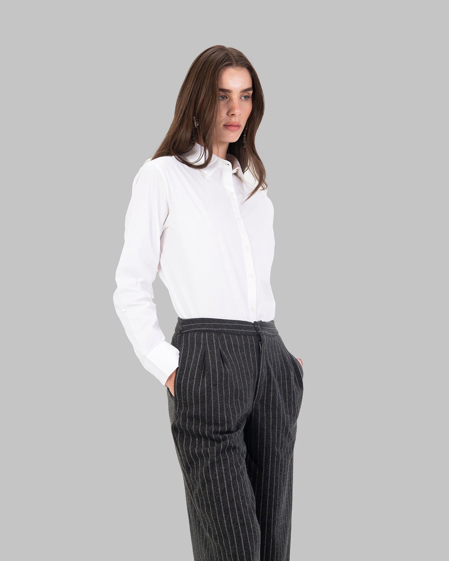 قميص أبيض واسع بياقة.