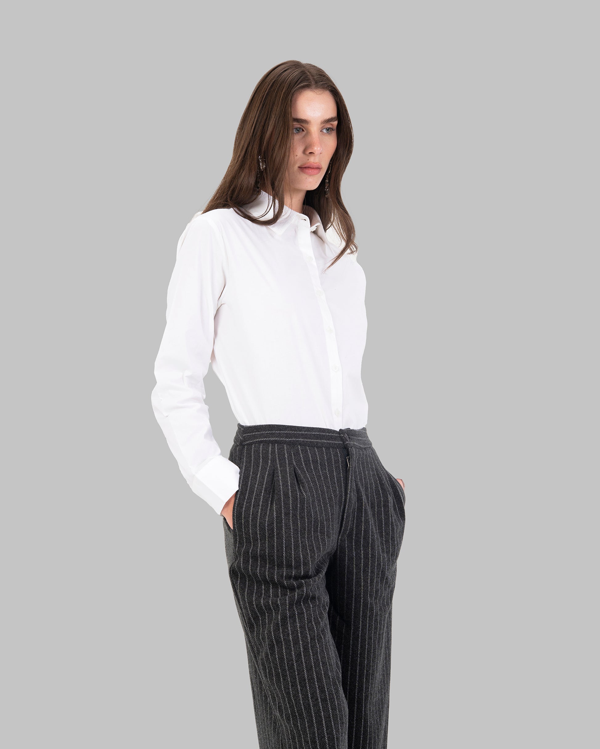 قميص أبيض واسع بياقة.