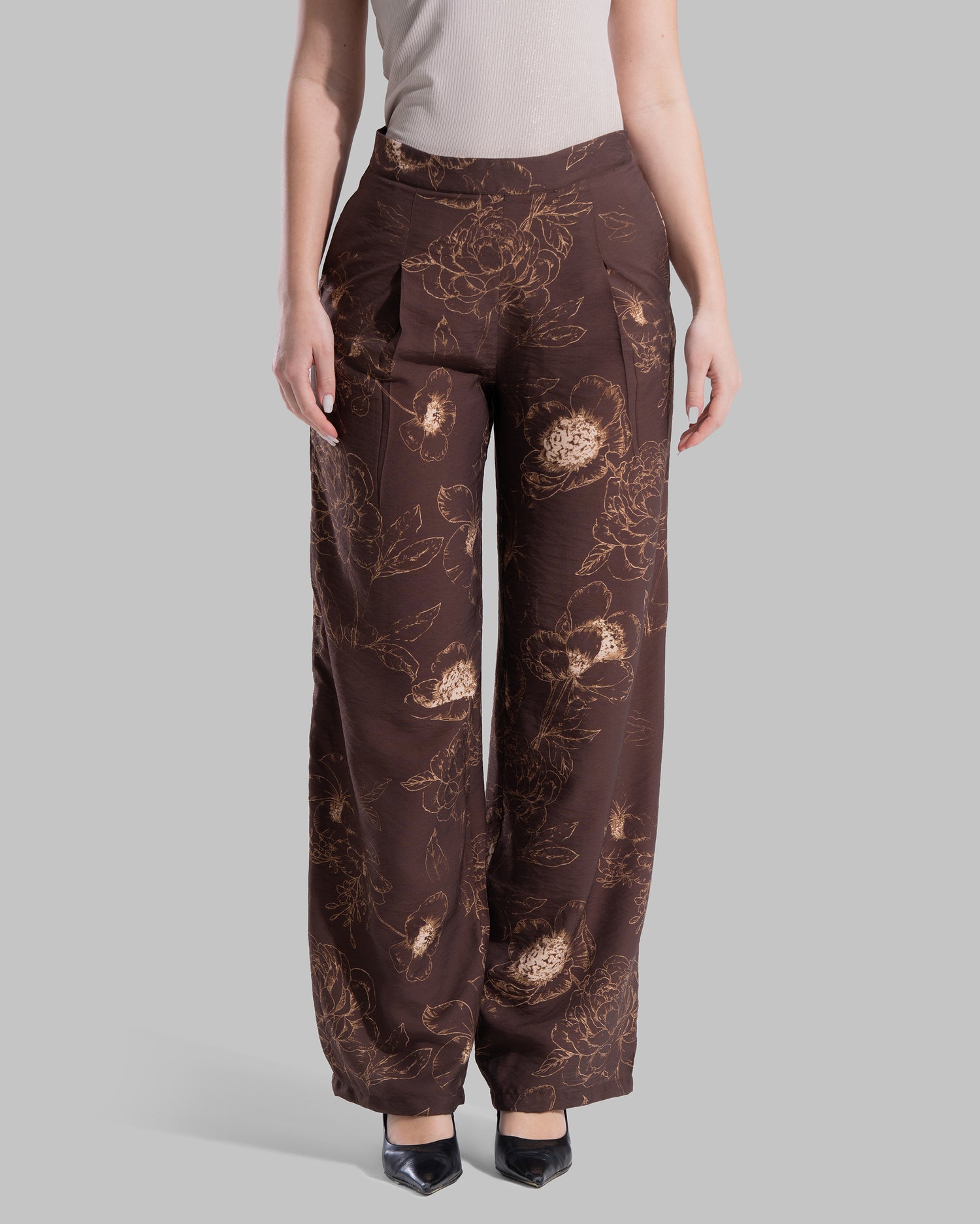 High-waisted wide-leg trousers featuring an all-over floral print.