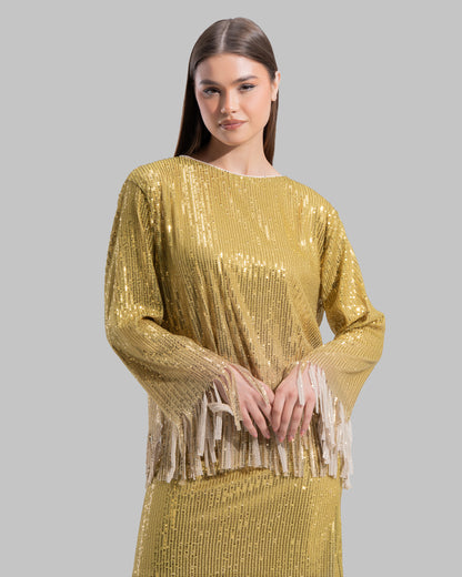 Round neck Blouse with long sleeves.