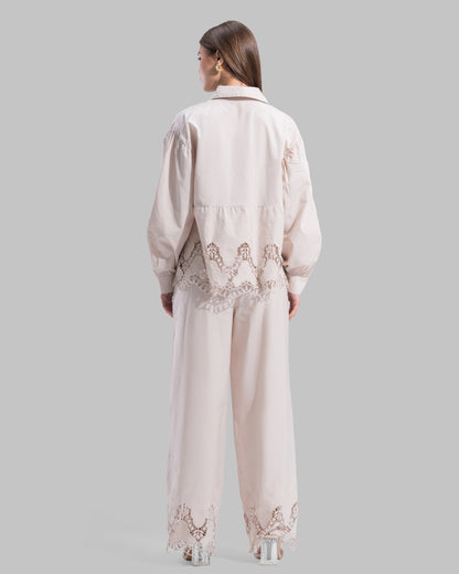 relaxed embroidered cotton blouse features a classic pointed coller