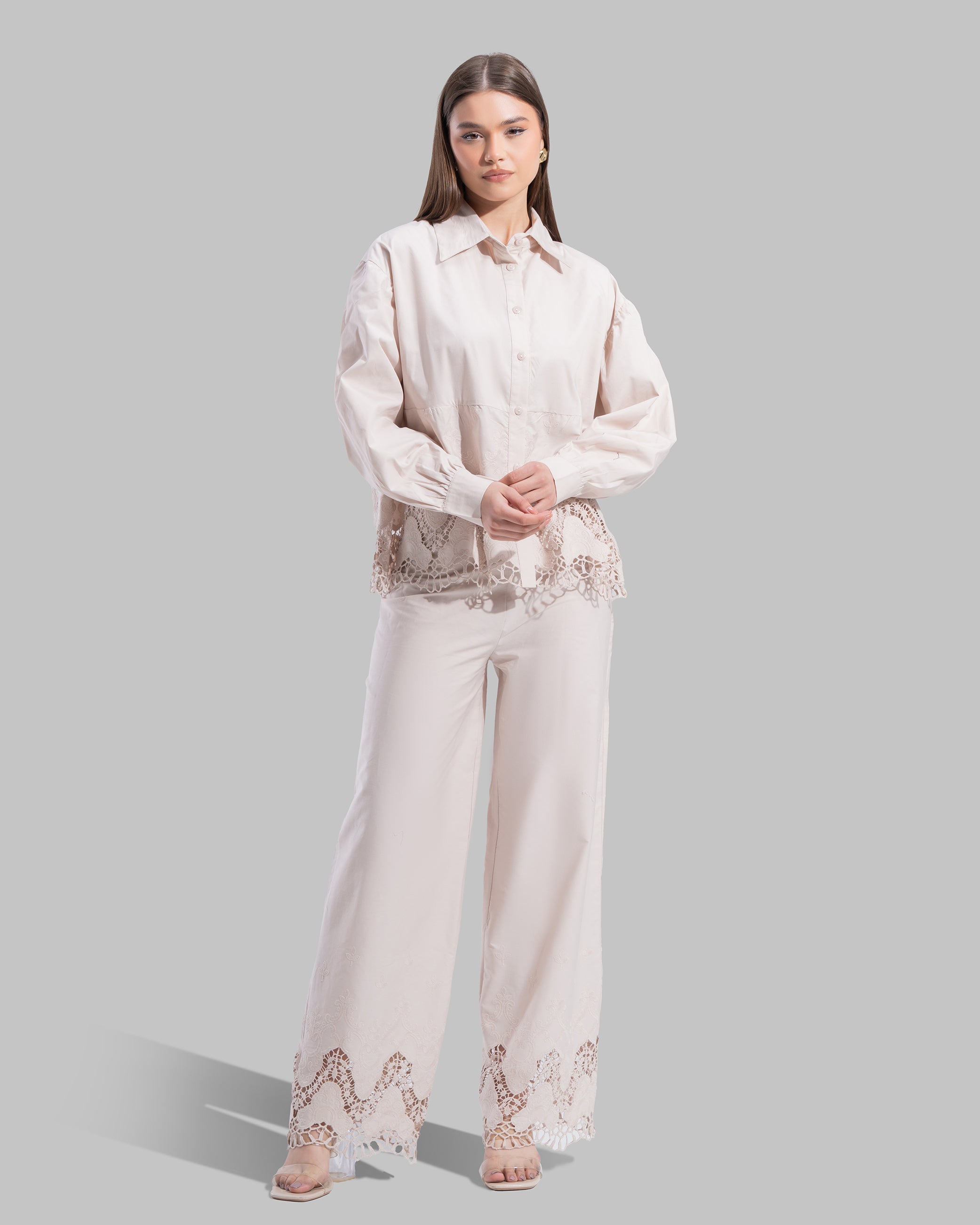 relaxed embroidered cotton blouse features a classic pointed coller