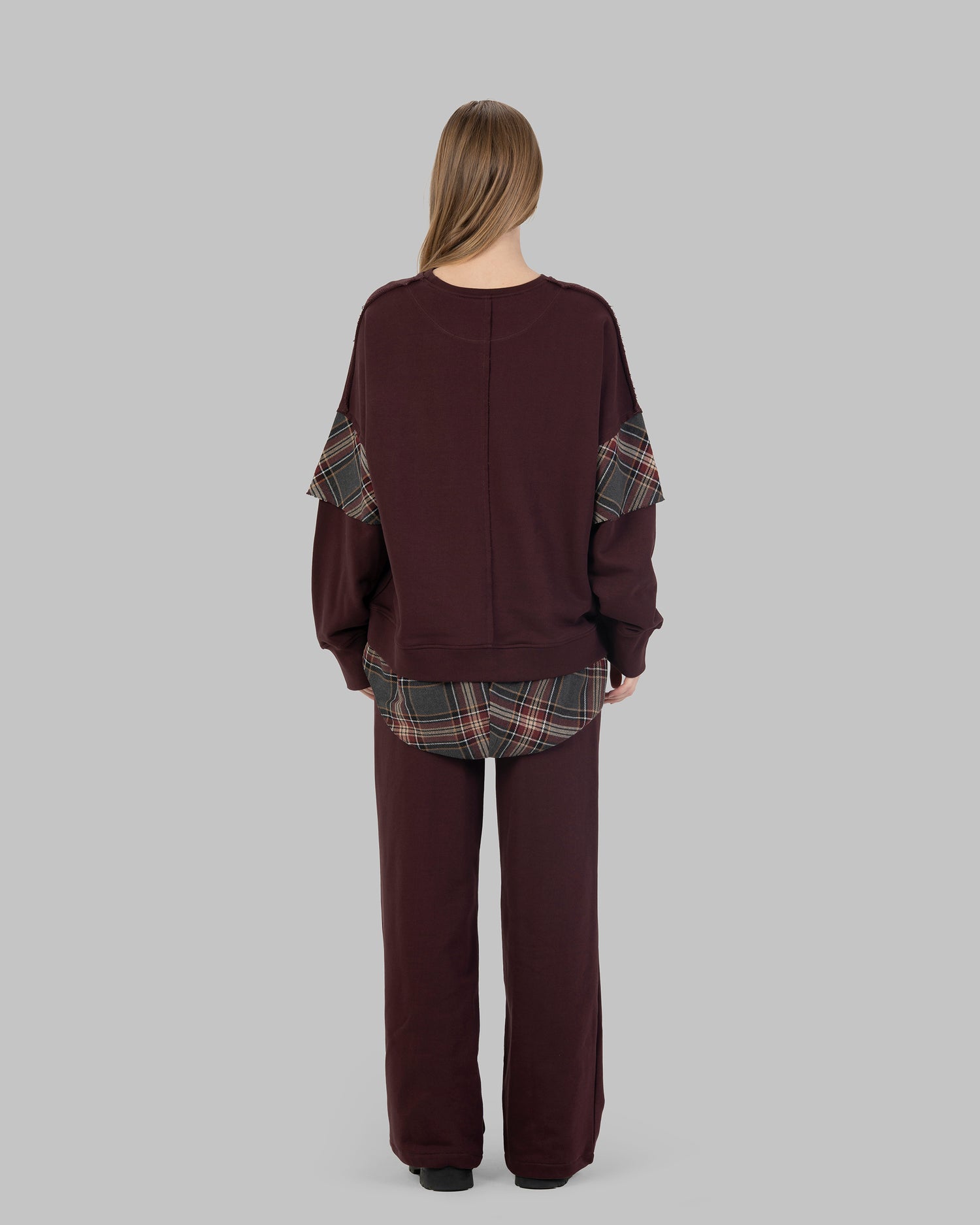 Oversized sweatshirt.