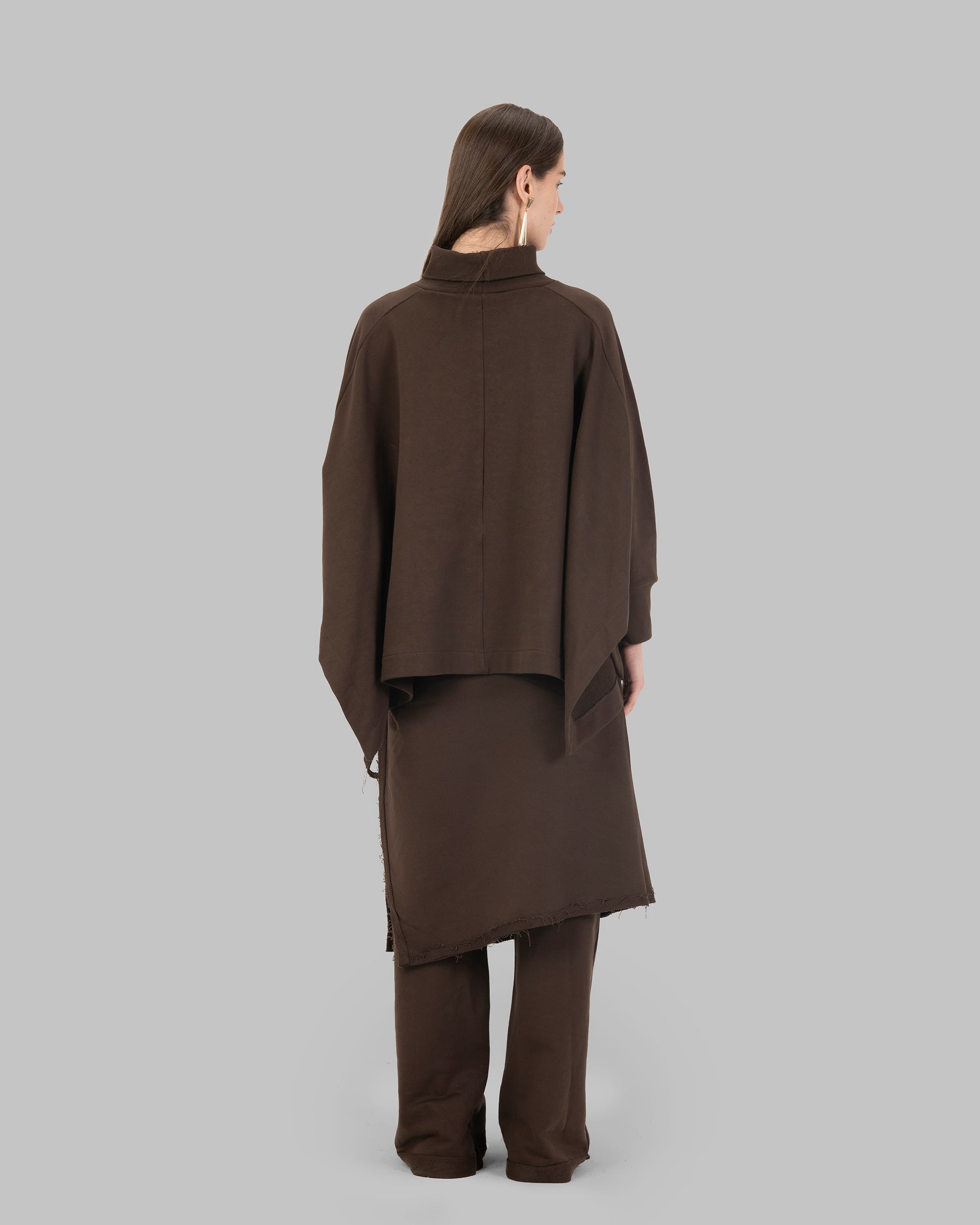 بنطال واسع الساقين مع قطعة تنورة ملفوفة متصلة به.