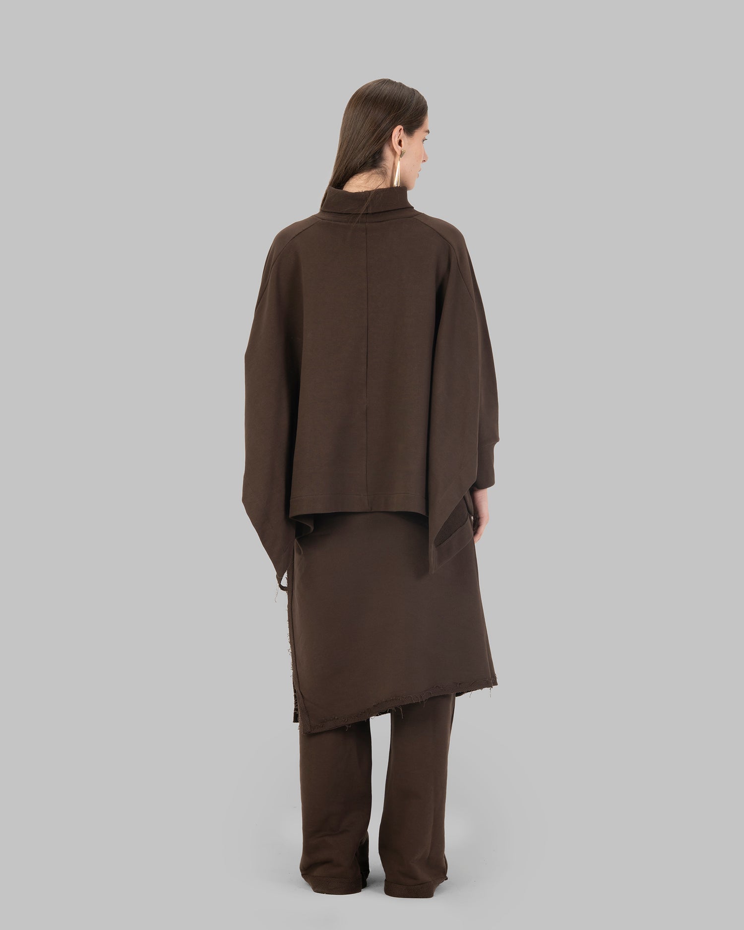 بلوزة فضفاضة بتصميم البونشو مصنوعة من قماش ناعم.