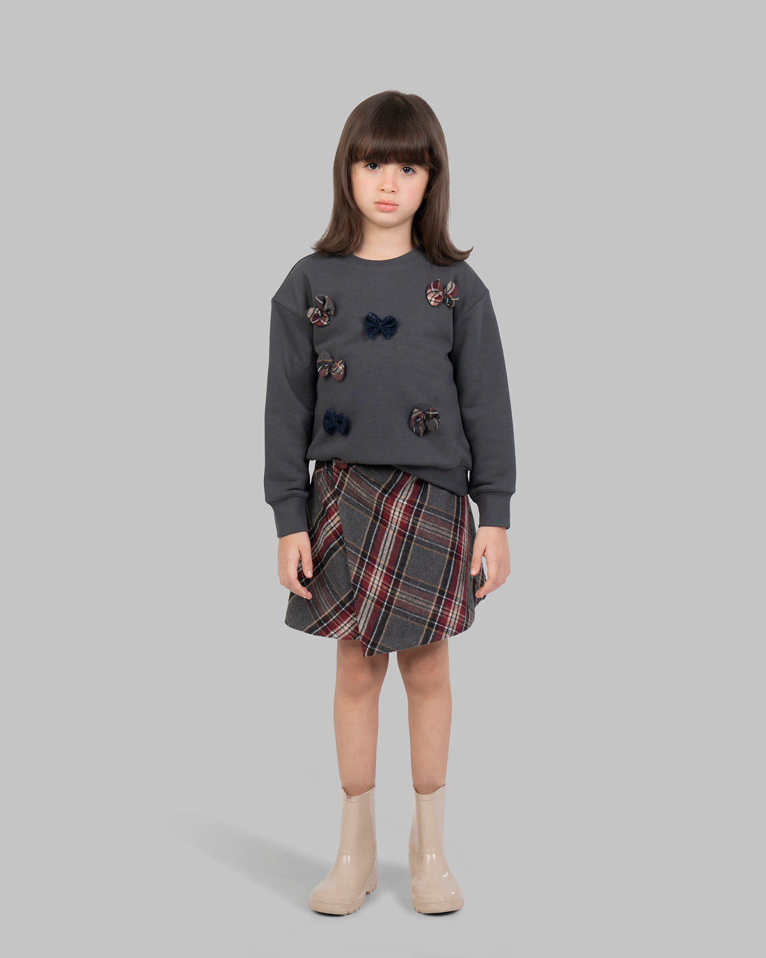 sweatshirt with round neck and long sleeves.