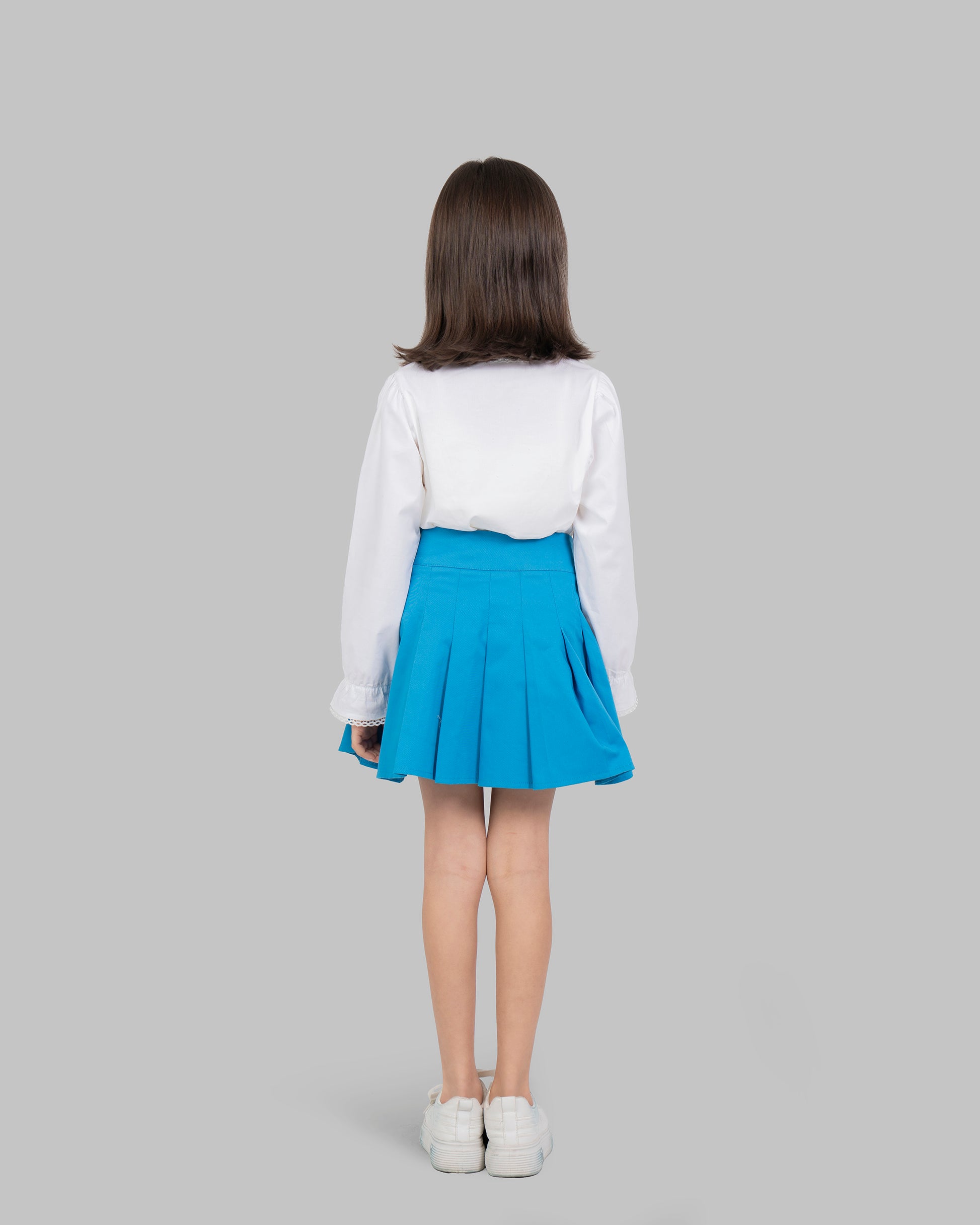 Pleated mini skirt in flashy colors.