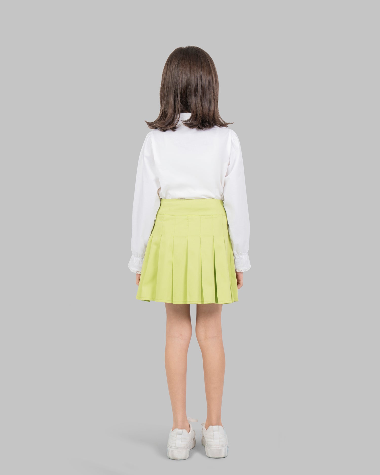 Pleated mini skirt in flashy colors.