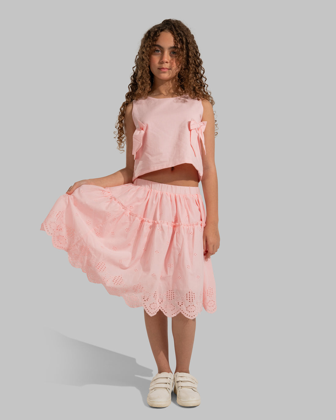 Tiered skirt with an elastic waistband and perforated floral embroidery.