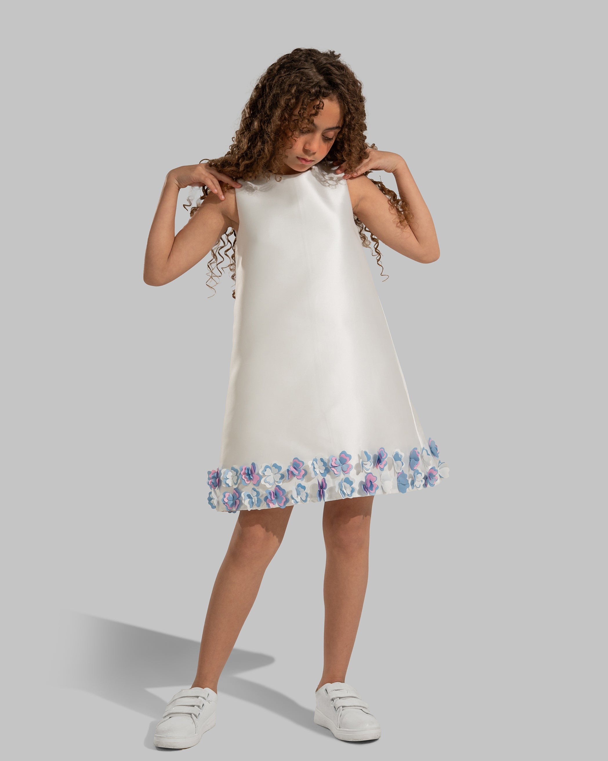 فستان قصير بحافة مزينة بالزهور