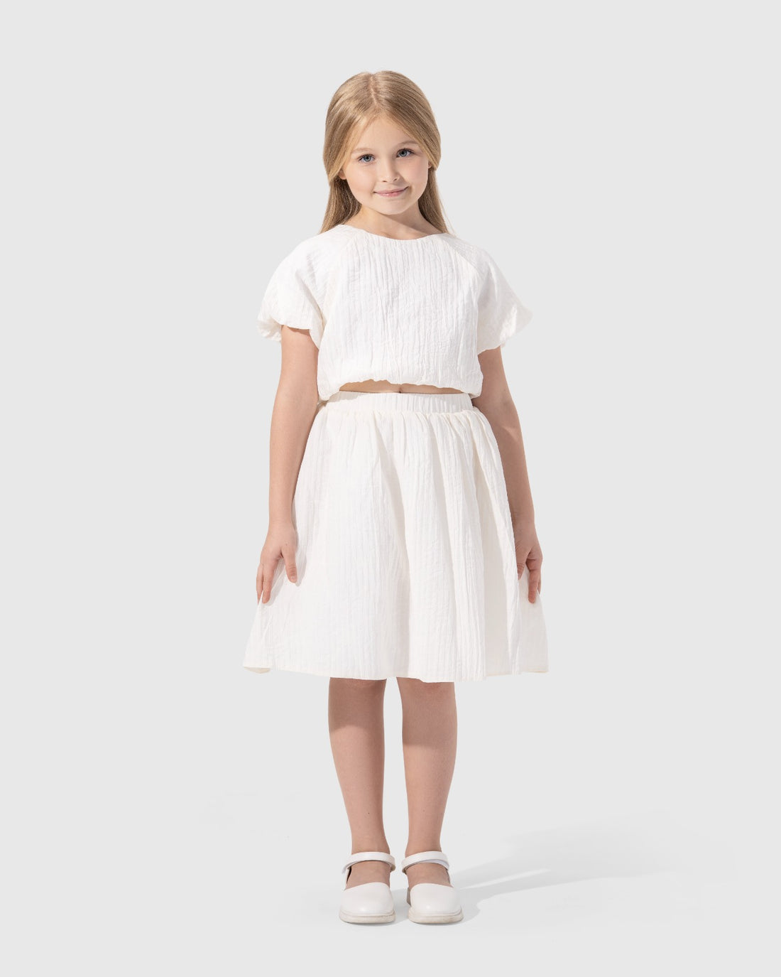 قميص بأكمام منتفخة ورقبة دائرية.