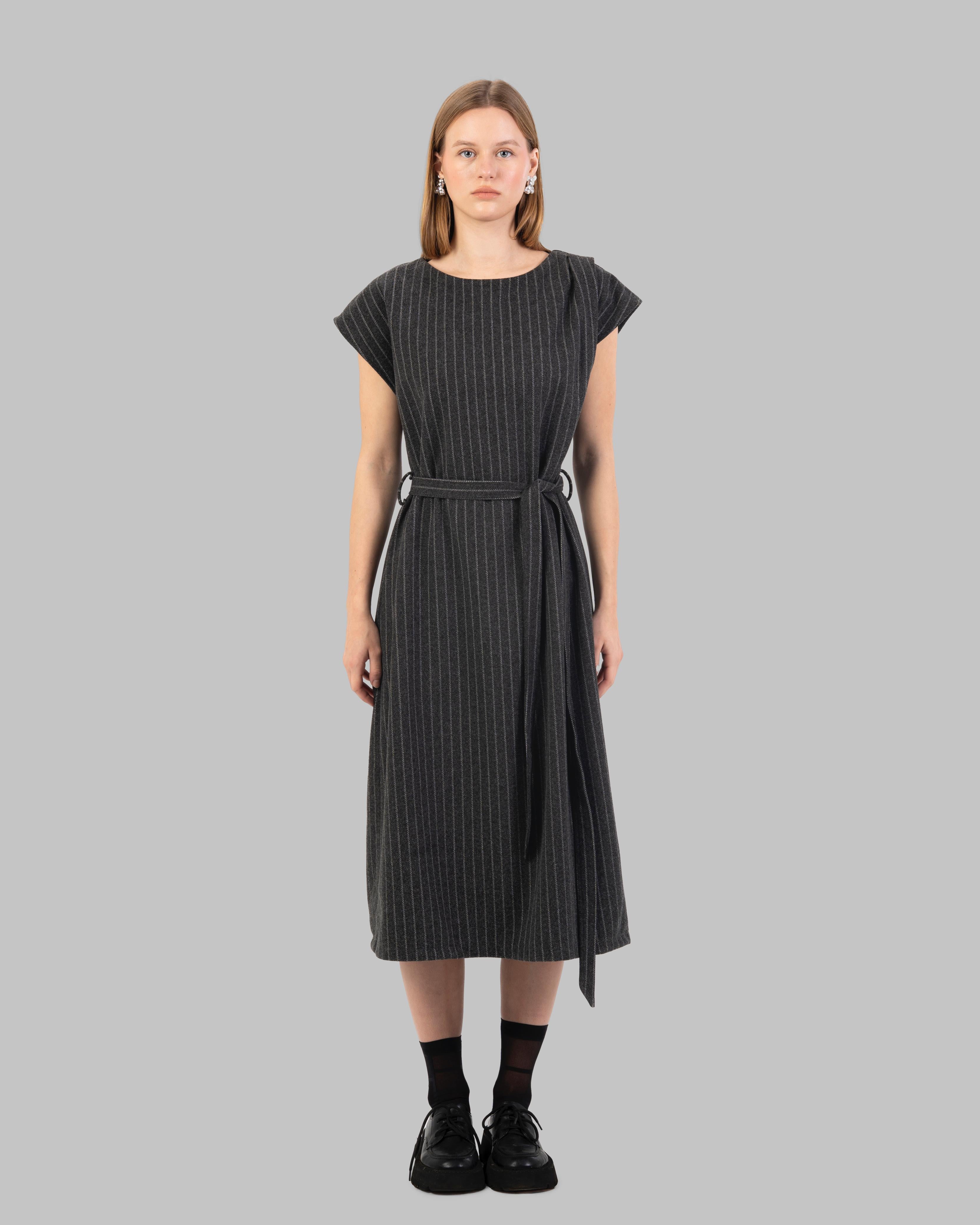 فستان قصير مخطط بدون أكمام