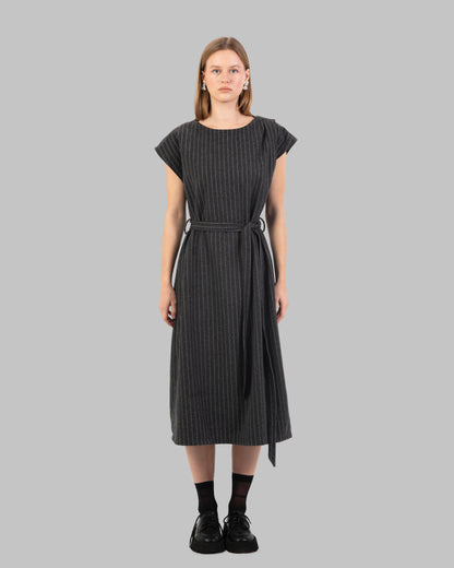 فستان قصير مخطط بدون أكمام