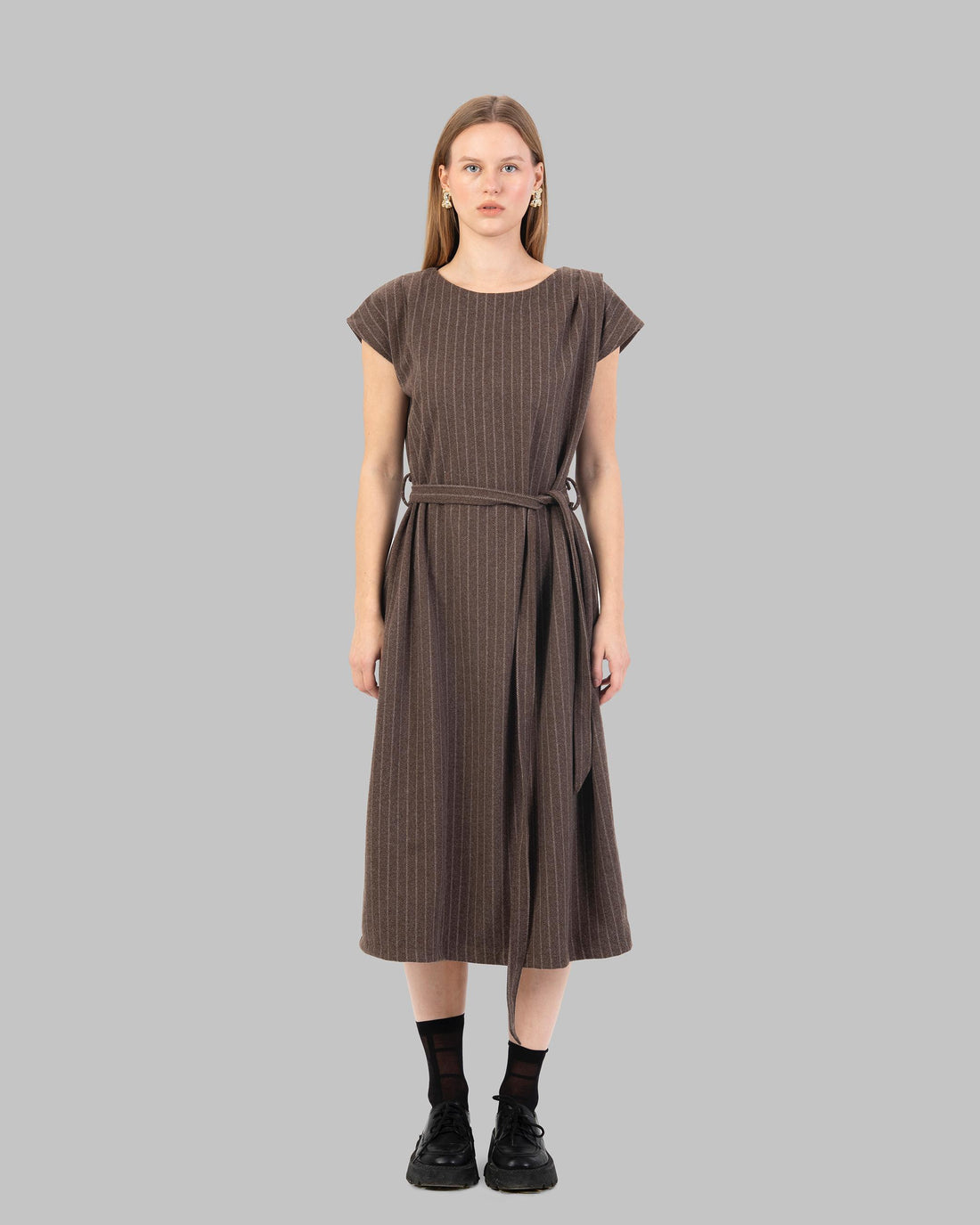 فستان قصير مخطط بدون أكمام