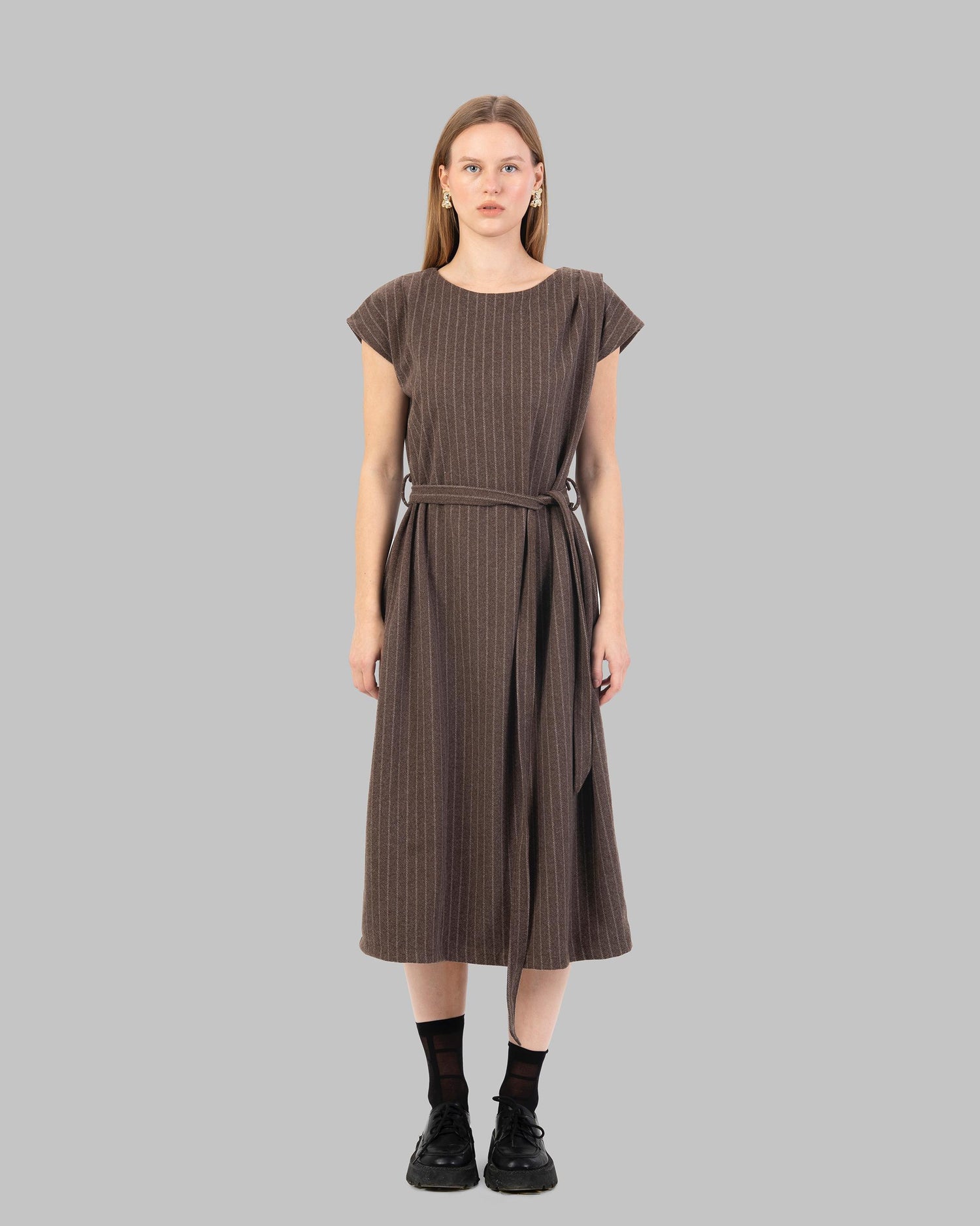 فستان قصير مخطط بدون أكمام