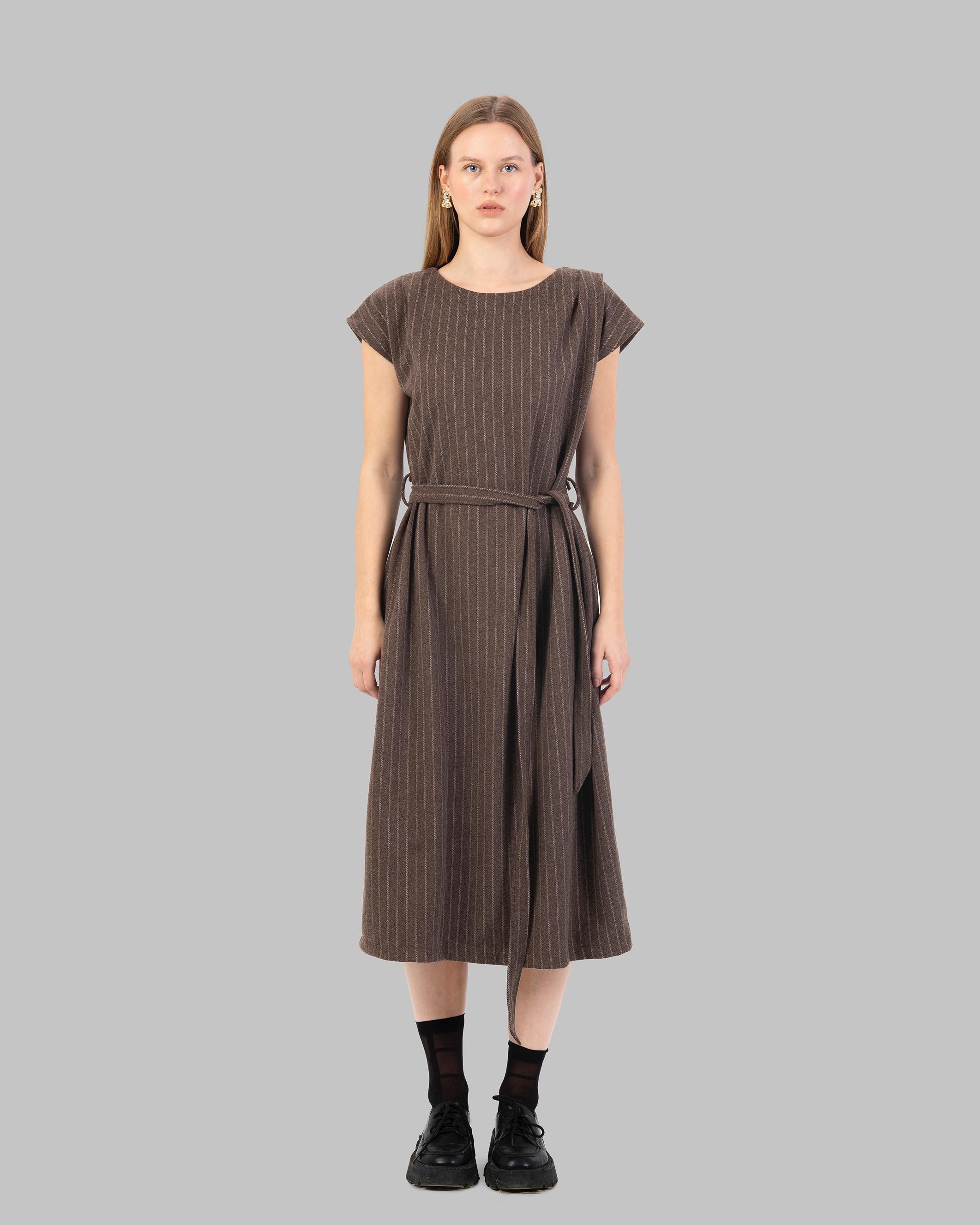 فستان قصير مخطط بدون أكمام