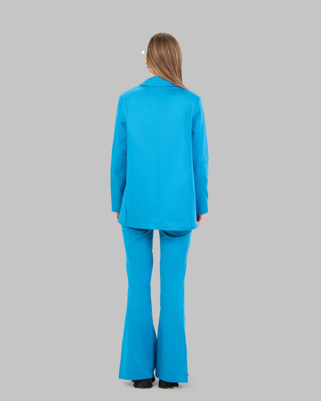 سترة كبيرة الحجم ذات صفين من الأزرار.